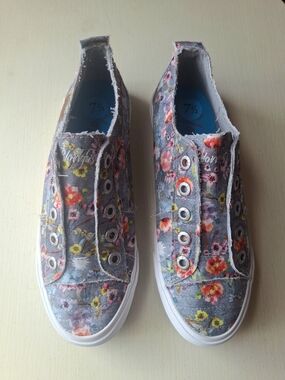 Women’s Floral Slip-On Canvas Sneakers - Gray Multi